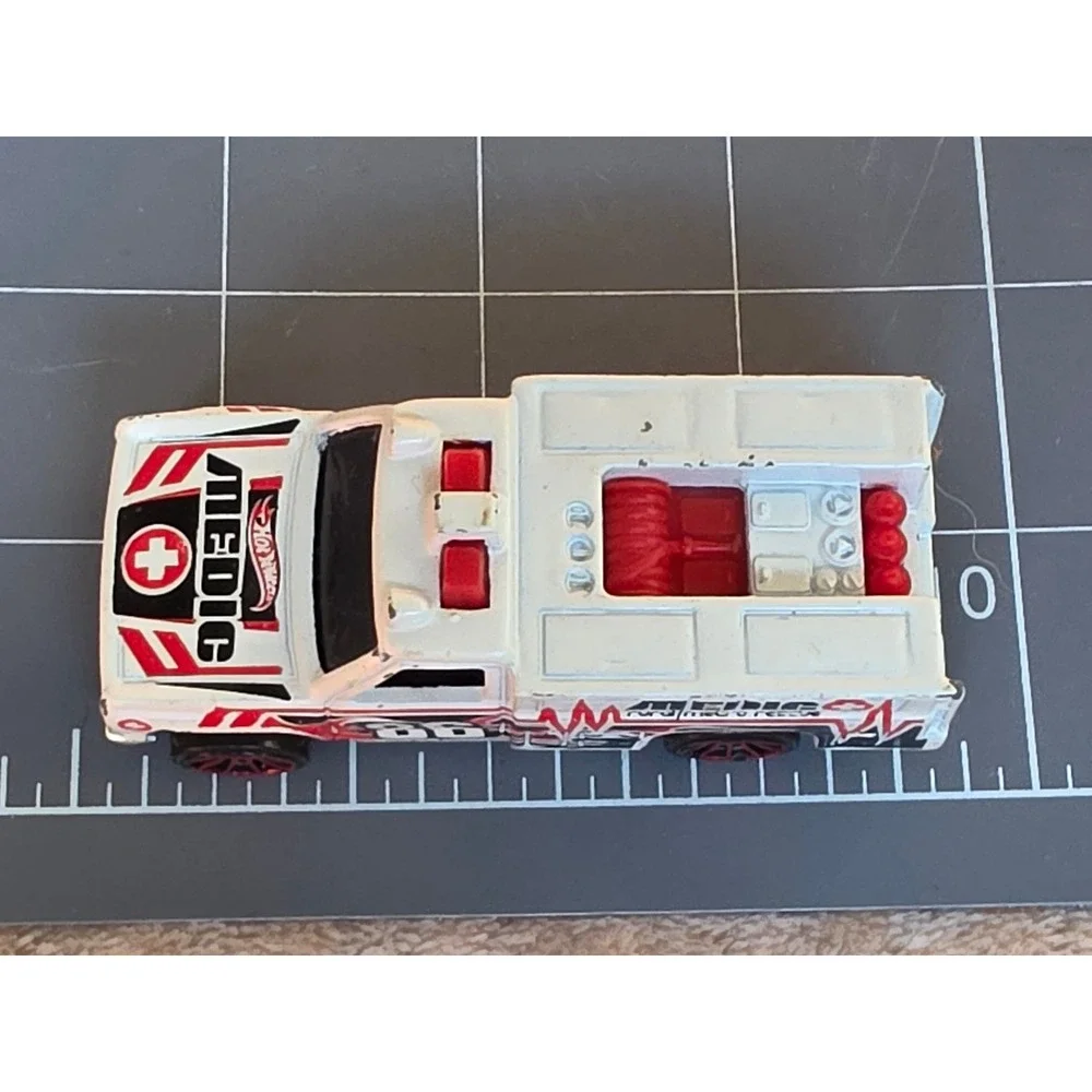 Hot Wheels Medic Rural Metro Rescue Ambulance White 86 Diecast Truck 1974 Base